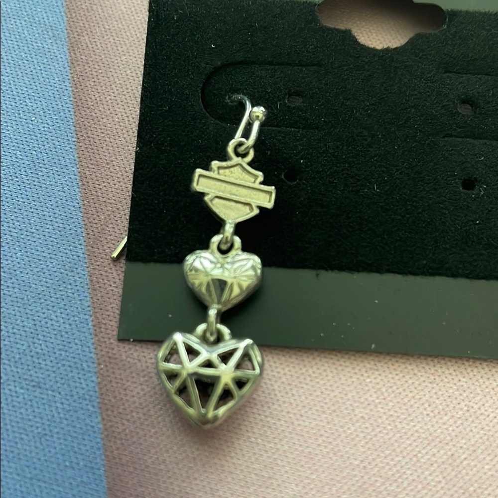 Harley Davidson Elegant Silver Heart Earrings - Picture 3 of 3